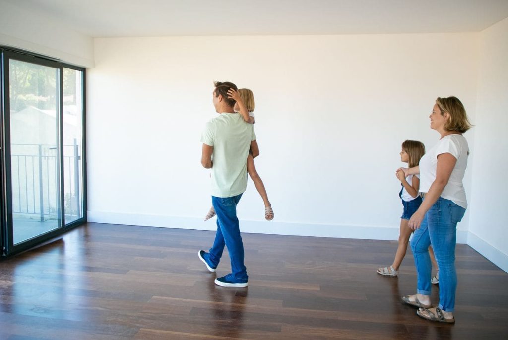 En este artículo te damos las claves para saber qué debes tener en cuenta si no sabes qué suelo elegir para tu casa, según su durabilidad.