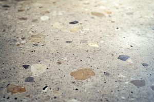 Parece que los suelos de terrazo vuelven a estar en tendencia. Saber cómo limpiar un suelo de terrazo antiguo es esencial. Te lo explicamos.