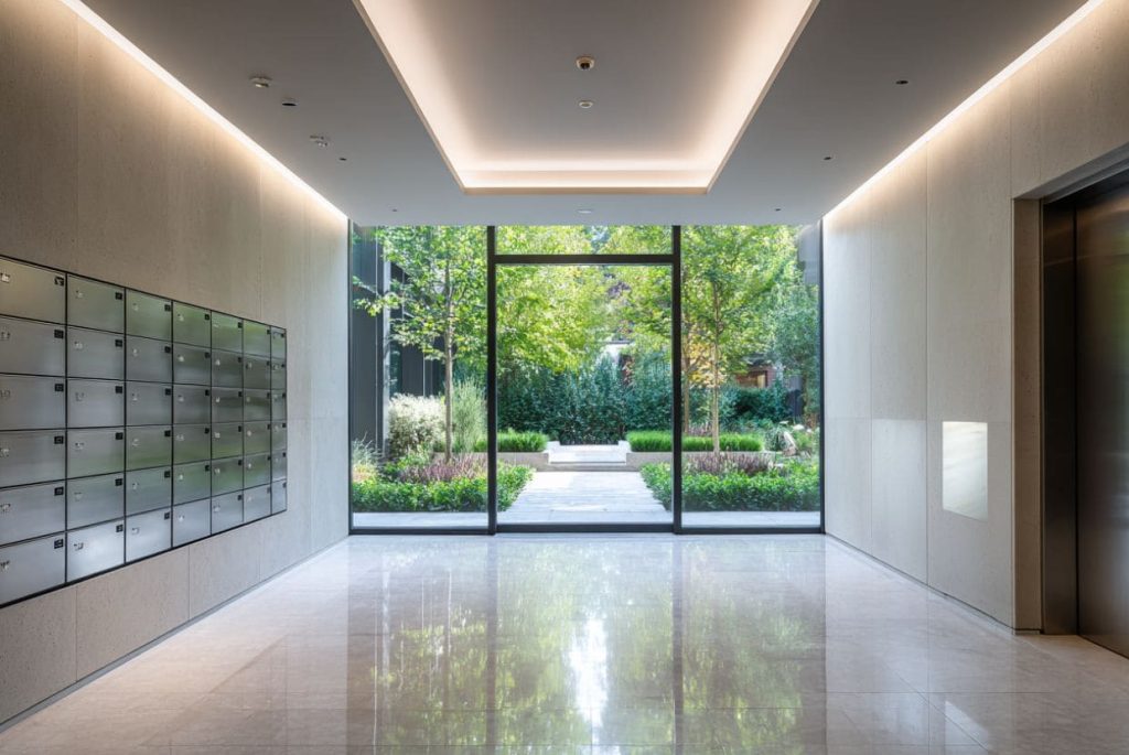 pulido de suelos en comunidades: mejora el aspecto de portales y escaleras, reduce el mantenimiento y alarga la vida del pavimento