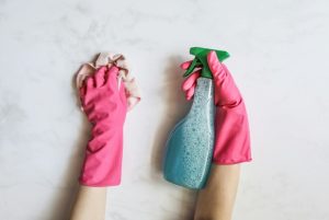 Descubre cómo quitar manchas de aguafuerte en el suelo según el tipo de material, con consejos prácticos y recomendaciones profesionales.